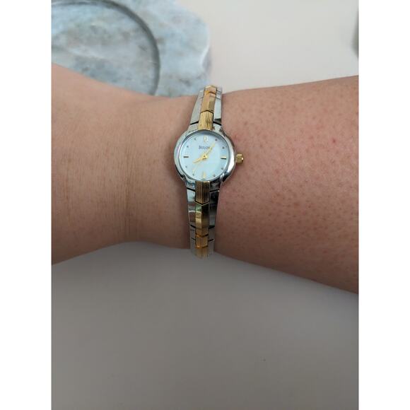 Vintage Bulova Women Mother of Pearl Bracelet Watch 98T73 Working 7.5in - Picture 1 of 10